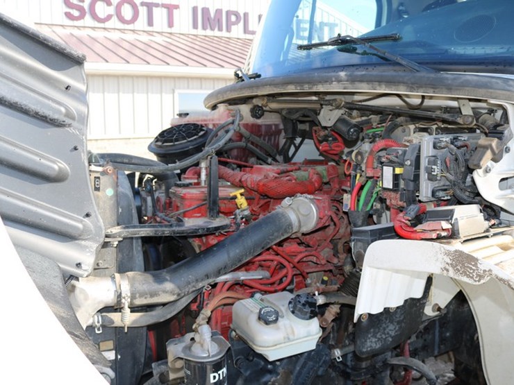 2015-freightliner-m2-106-image-20