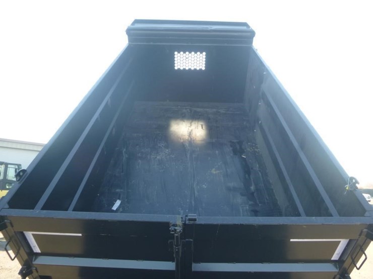 2018-isuzu-nqr-image-10