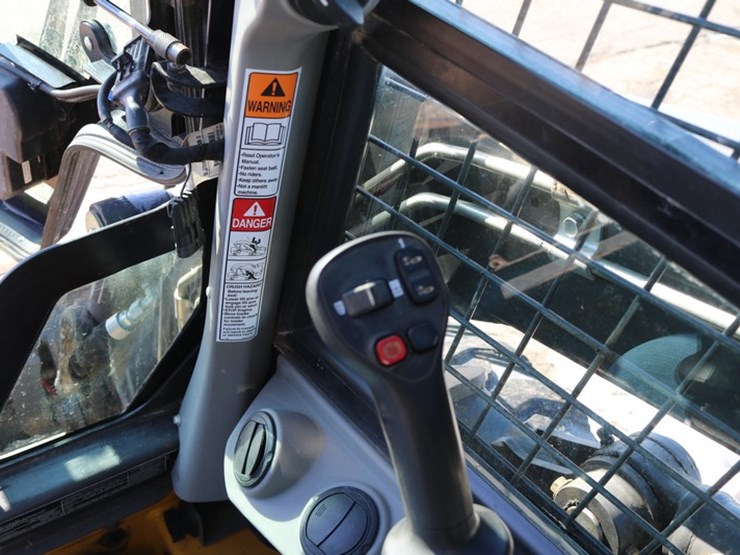 new-holland-l318-image-12