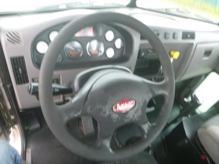 2011-peterbilt-337-image-19