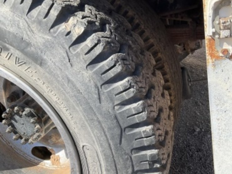 1975-ford-700-image-9