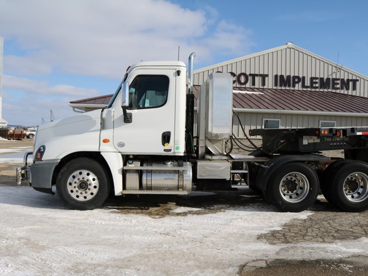 #4108-•-2018-freightliner-cascadia-semi-tractor-image-1