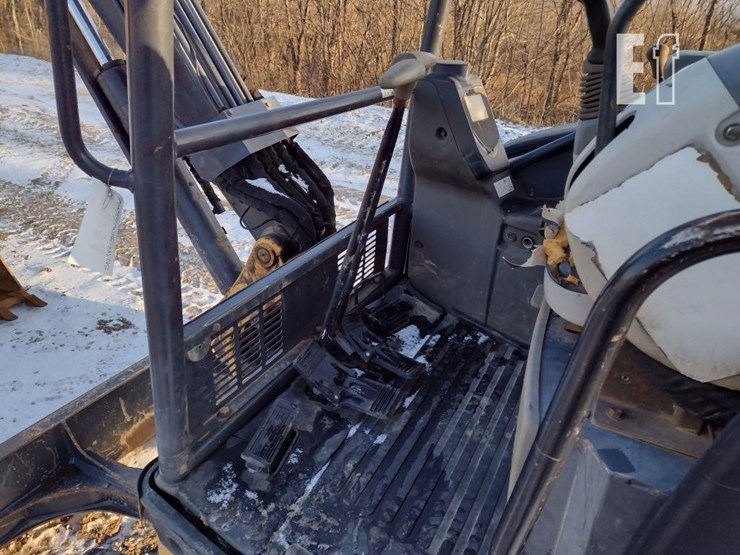 2013-deere-35d-image-11