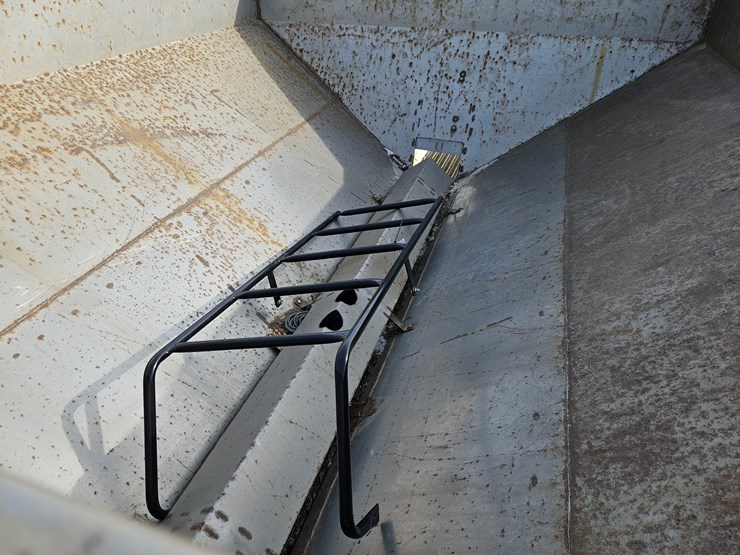 #205094-•-tyler-fertilizer-spreader-image-3