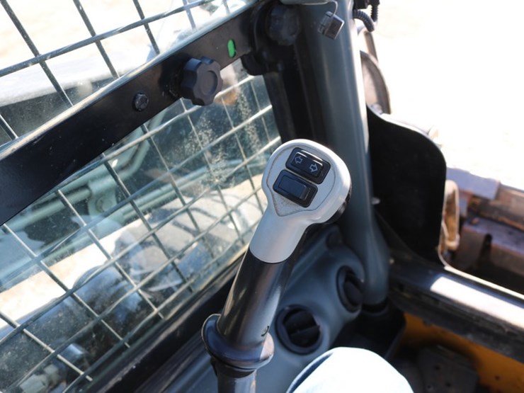 2015-new-holland-l220-image-11