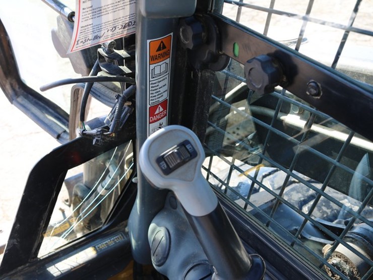 new-holland-l220-image-10