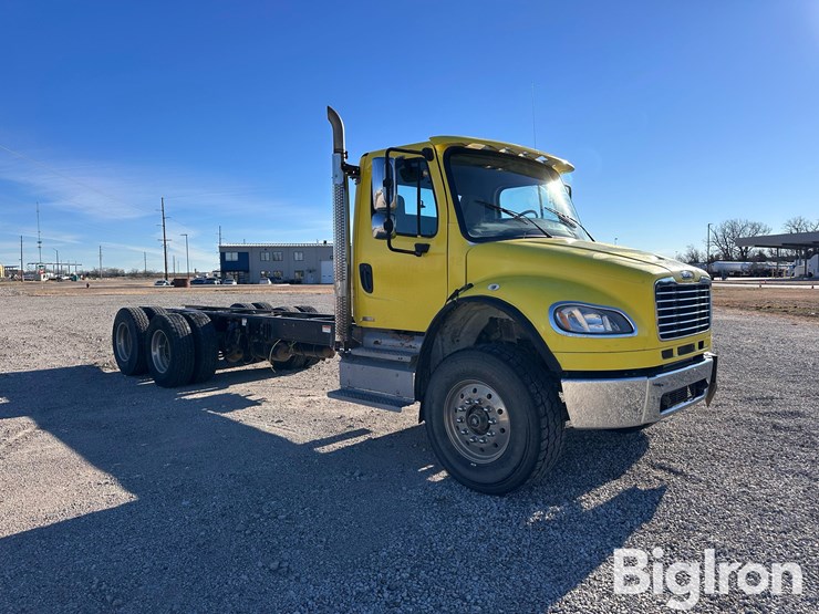 2011-freightliner-m2-106-image-3