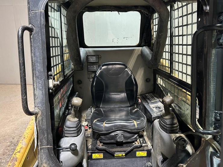 2015-caterpillar-226b3-image-17