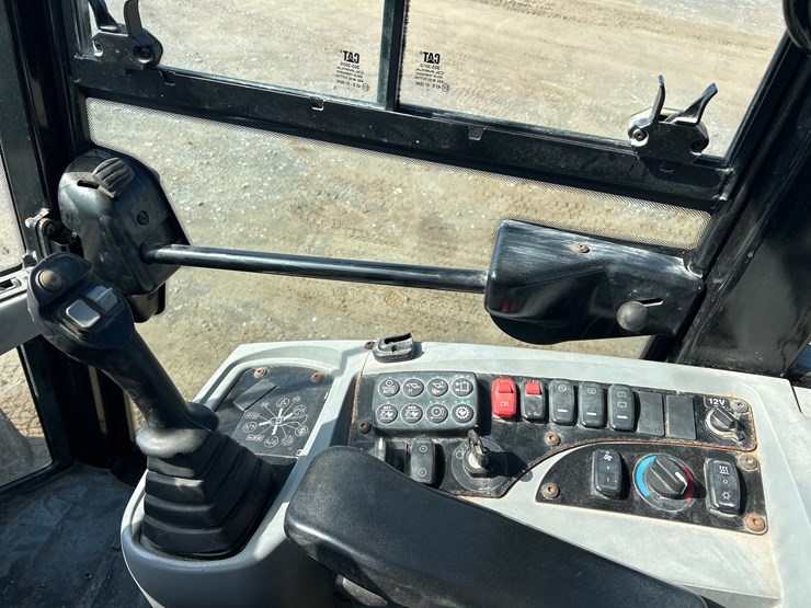 2021-caterpillar-906m-image-17