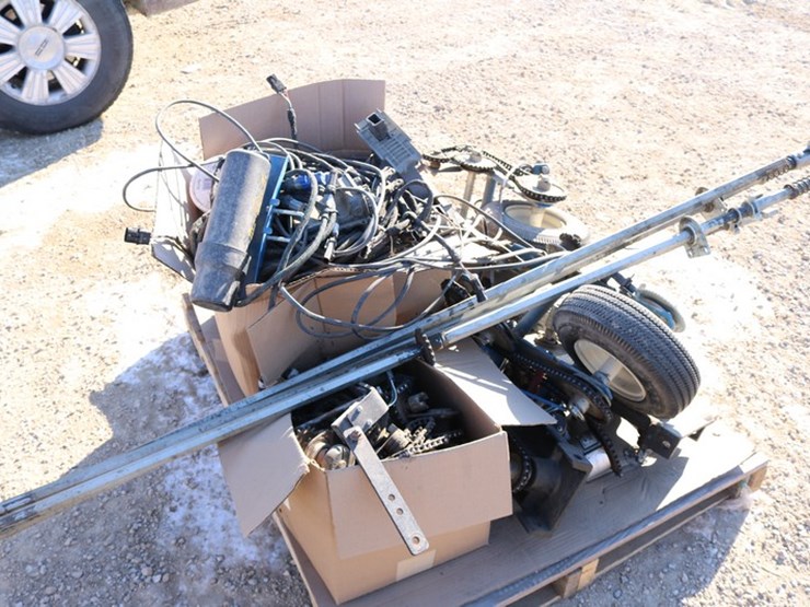 #4188-•-pallet-of-planter-parts-image-3