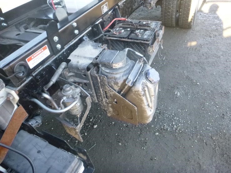 2018-isuzu-nqr-image-8