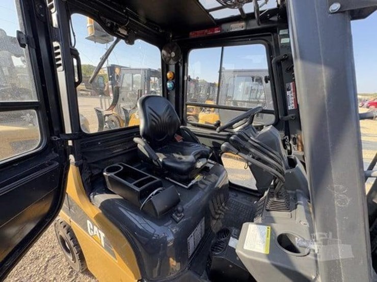 2020-caterpillar-gp30n-image-7