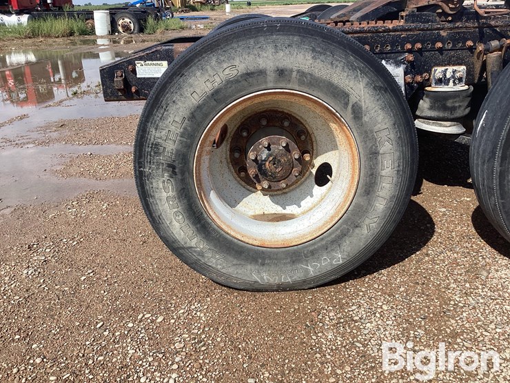 2000-freightliner-fld120-image-17