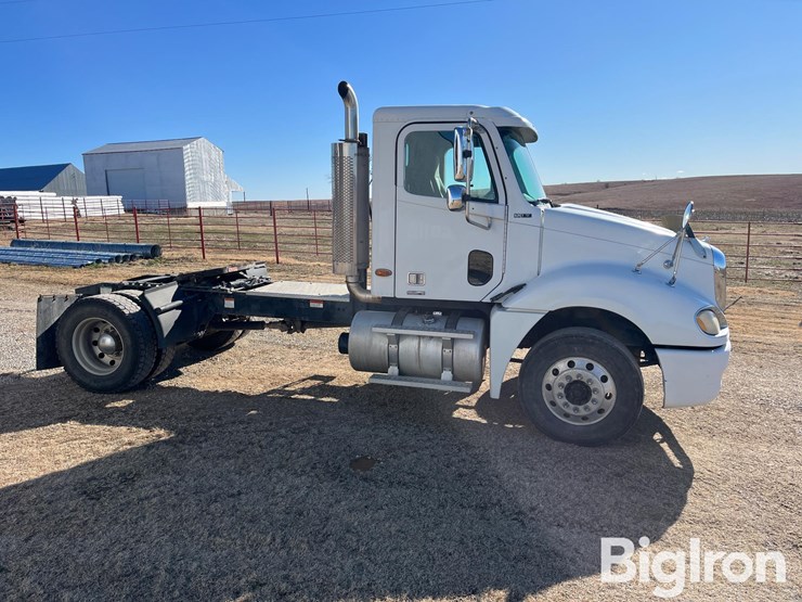 2004-freightliner-columbia-120-image-4