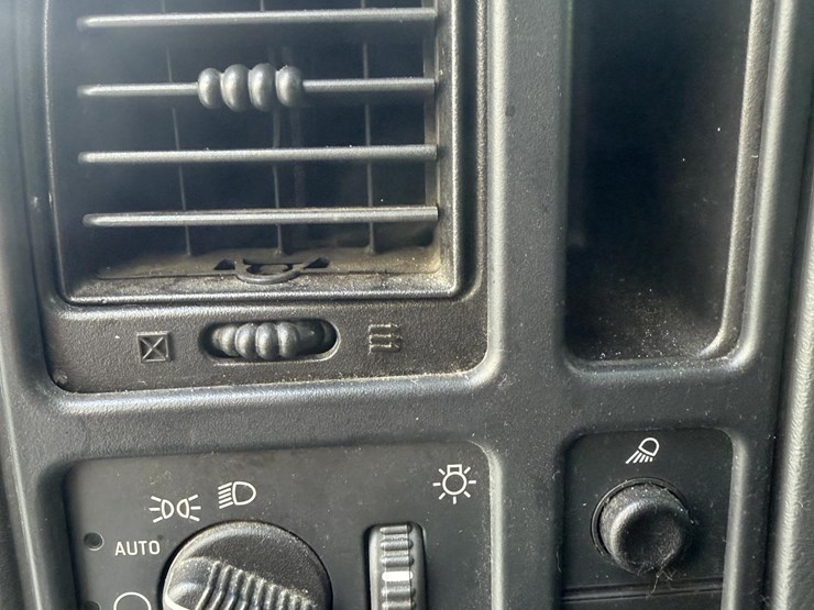 2003-chevrolet-silverado-2500-image-19