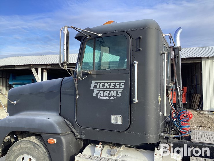 2000-freightliner-fld120-image-10