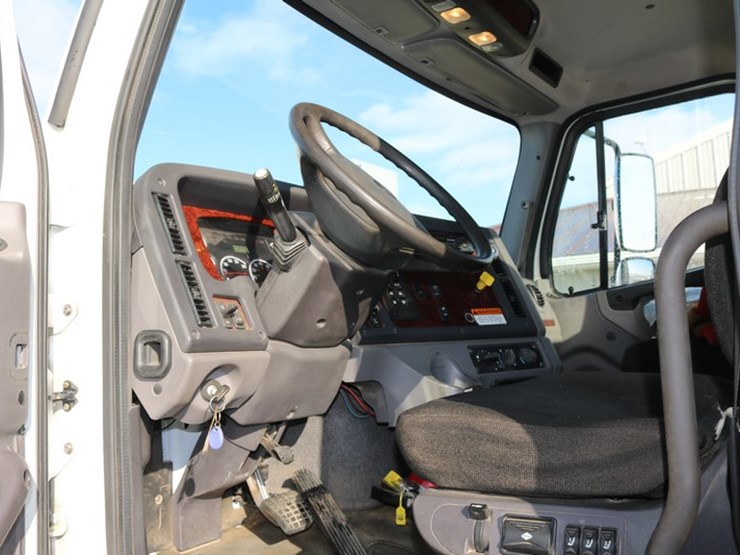 2015-freightliner-m2-106-image-17