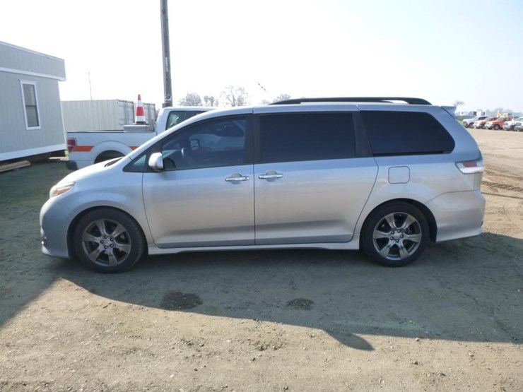 2017-toyota-sienna-image-5