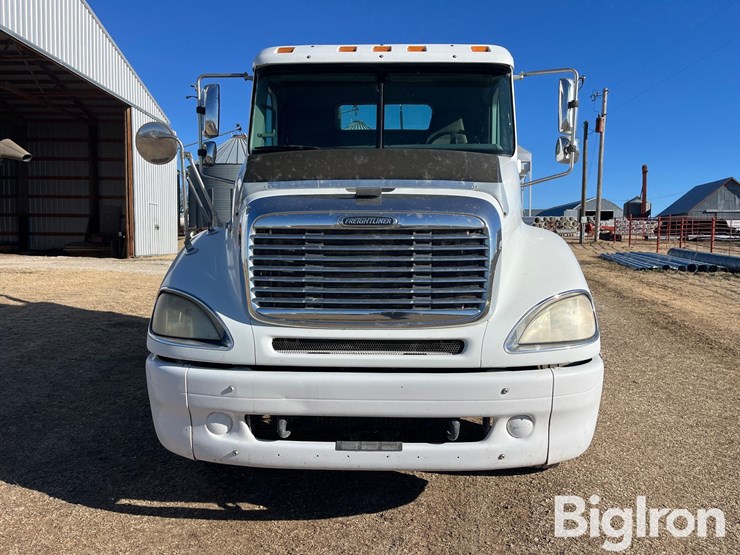 2004-freightliner-columbia-120-image-2