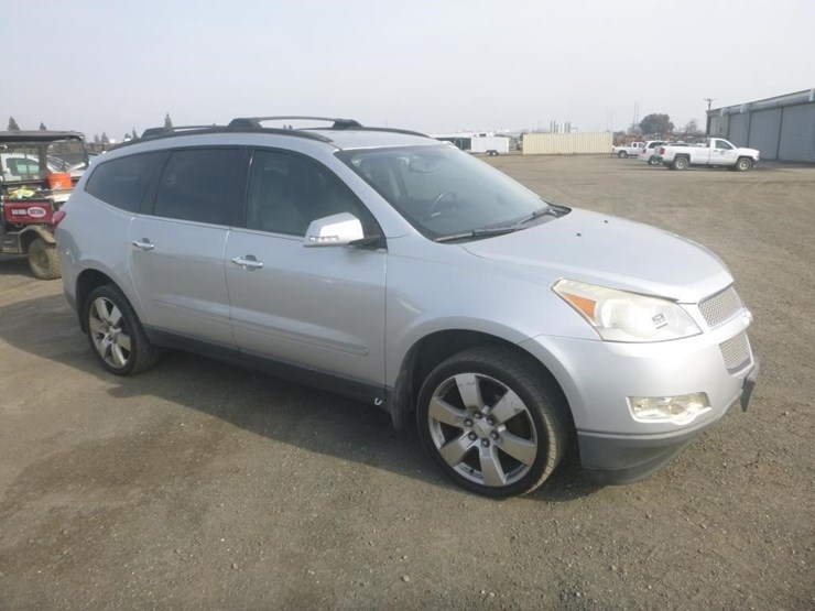 2012-chevrolet-traverse-image-2