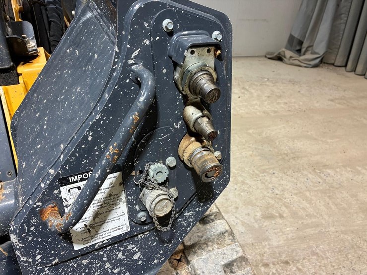 2023-deere-331g-image-11