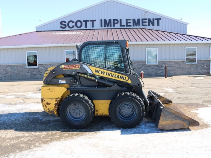 2015-new-holland-l220-image-1