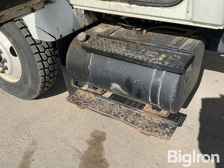 2009-international-7300-image-13