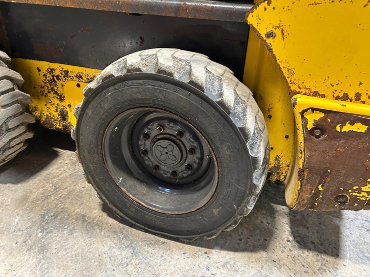 2023-new-holland-l320-image-15