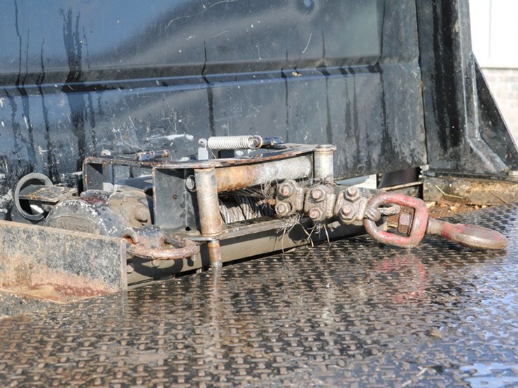 2015-freightliner-m2-106-image-10