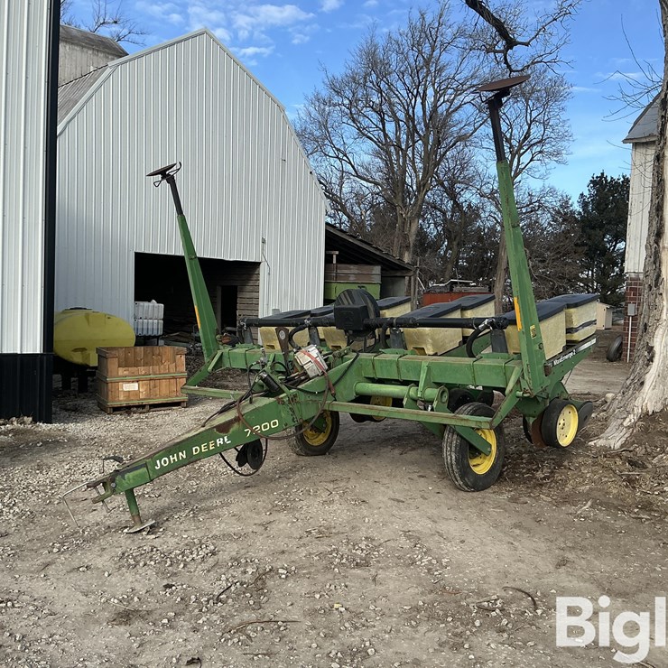 JOHN DEERE 7200