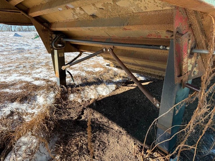 1975-cornhusker-hopper-image-3