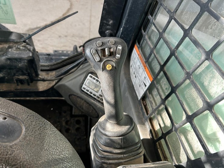 2015-bobcat-t870-image-24