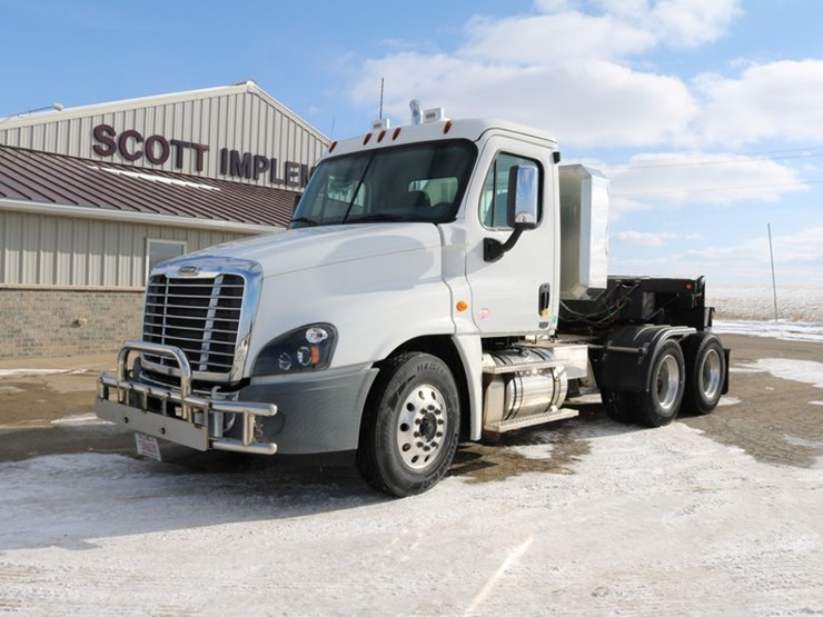 #4108-•-2018-freightliner-cascadia-semi-tractor-image-2
