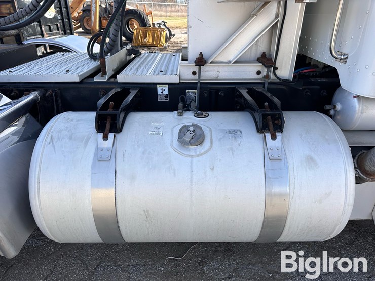 2009-peterbilt-389-image-12