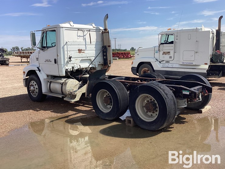 2000-freightliner-fld120-image-7