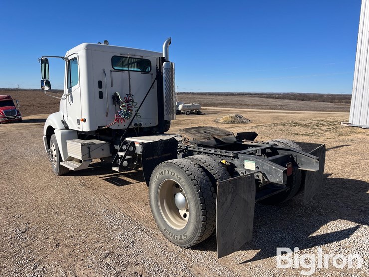 2004-freightliner-columbia-120-image-7