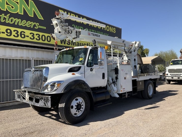 2009-international-7400-image-2