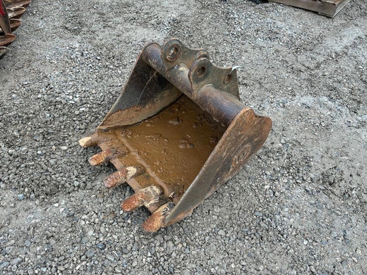 wacker-neuson-24”-backhoe-bucket-image-1