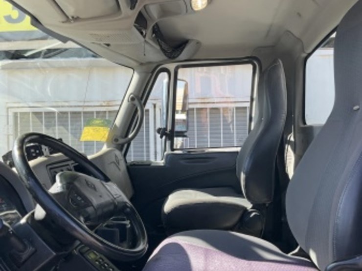 2009-international-7400-image-33