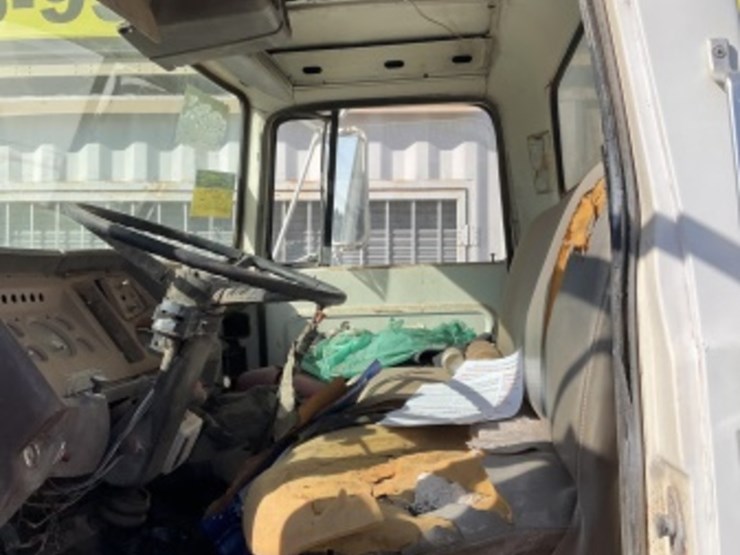 1975-ford-700-image-22