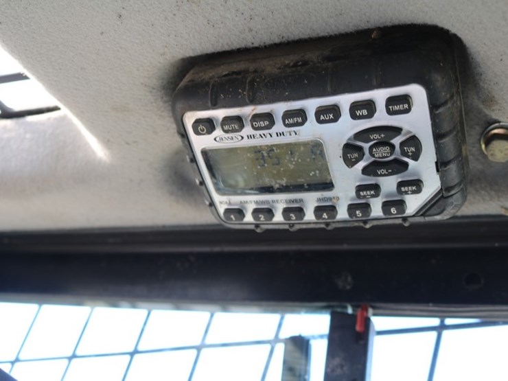 2017-new-holland-l220-image-15