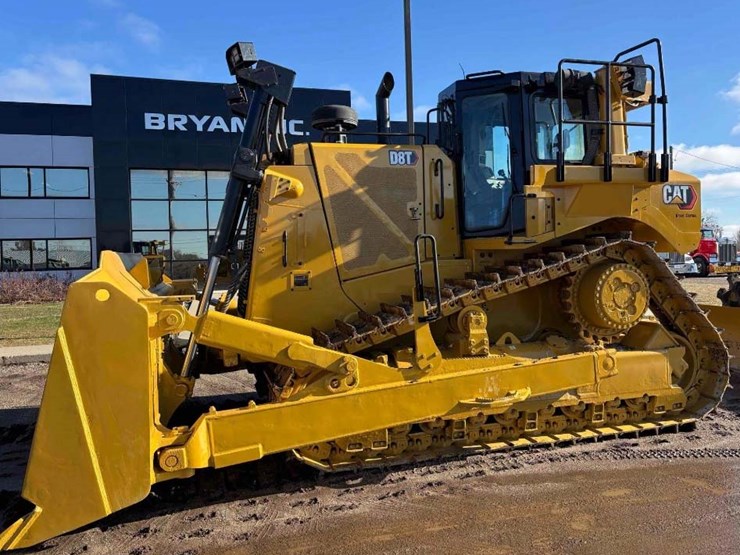 2020-caterpillar-d8t-image-1