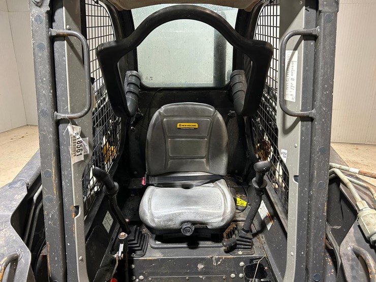 2023-new-holland-l320-image-17