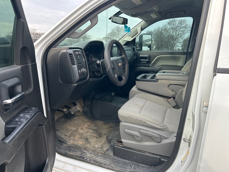 2018-chevrolet-3500-image-9