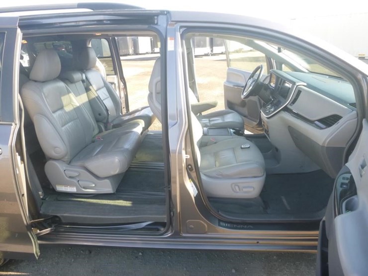 2015-toyota-sienna-image-8