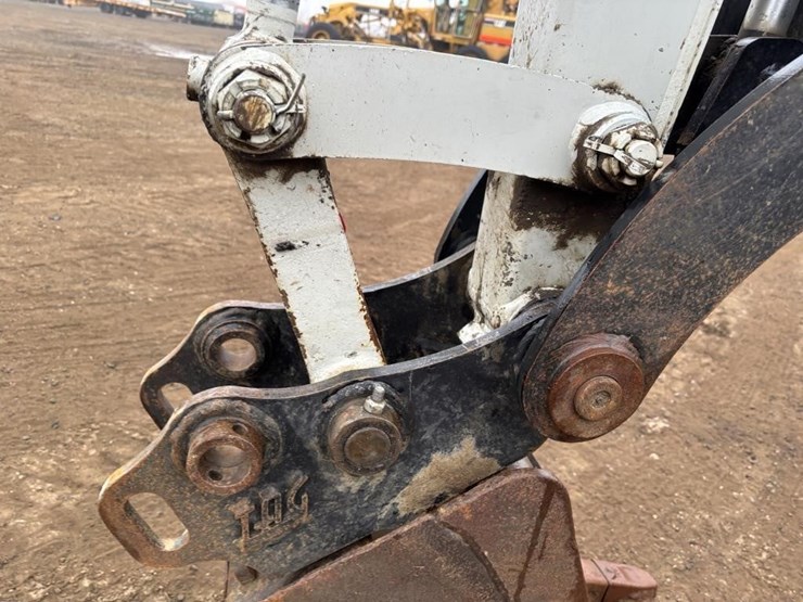 2021-takeuchi-tb240-image-15