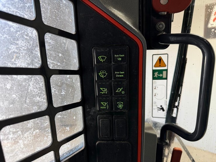 2020-bobcat-t64-image-22