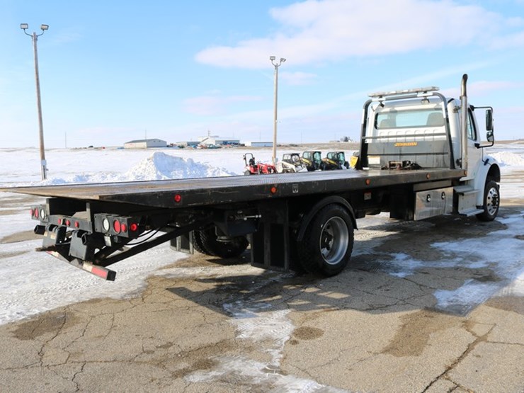 2015-freightliner-m2-106-image-6