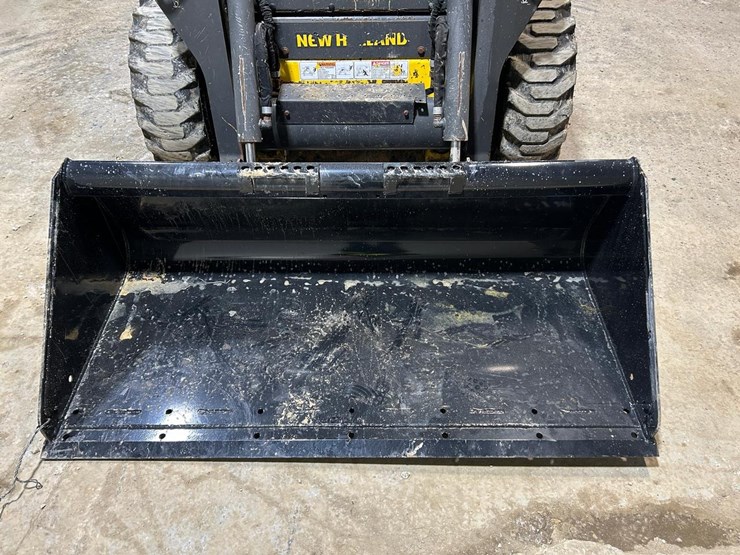 2023-new-holland-l320-image-9