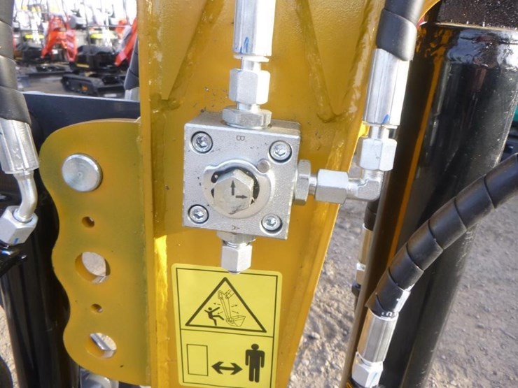 2025-agt-xz20r-hydraulic-excavator-image-13